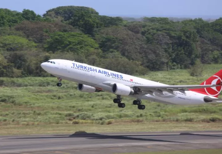 Raffoul Arab, gerente general del Aeropuerto Internacional de Tocumen, celebró el incremento de los vuelos por parte de Turkish Airlines. Foto: Cortesía Tocumen S.A. 