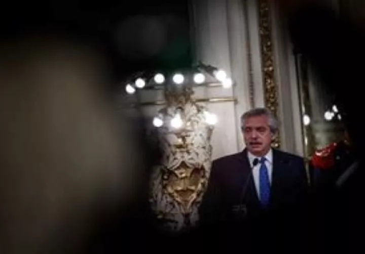 Alberto Fernández dio un mensaje por cadena nacional para repudiar el hecho y decretar este viernes como día no laborable para que los ciudadanos puedan expresarse en las calles en contra de la violencia. Foto: Efe