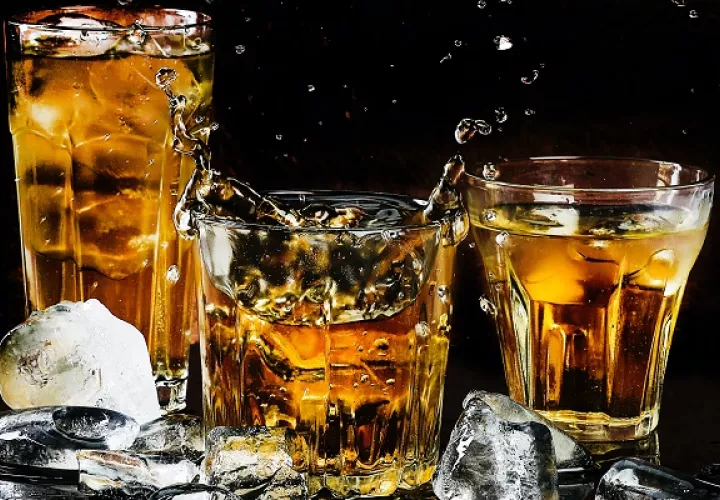Cuando el alcohol ingresa al torrente sanguíneo hace que la sincronía muscular se torne complicada. Foto: Pexels