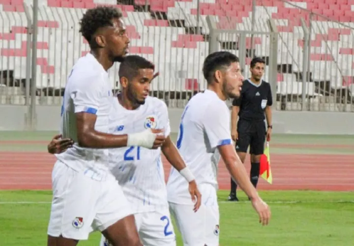 Michael Amir Murillo es felicitado por César Yanis (21) por su gol. Foto: Fepafut
