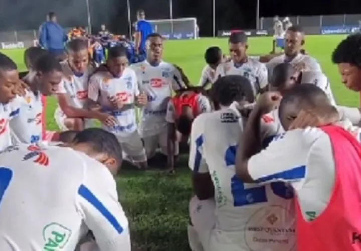 Jugadores del Árabe Unido festejan el triunfo contra Universitario. Foto: Instagram