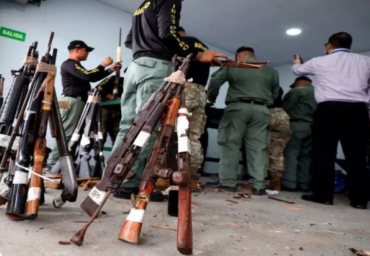 En las últimas horas un total de 389 armas de fuego de diversos calibres, fueron destruidas en la sede la Policía Nacional, en Ancón. Cortesía MEF