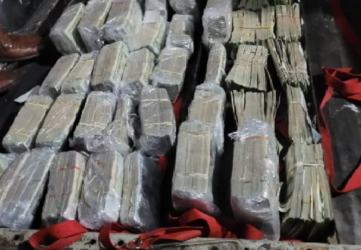 Al momento de revisar el vehículo encontraron un doble fondo y el dinero. Foto. Eric Montenegro
