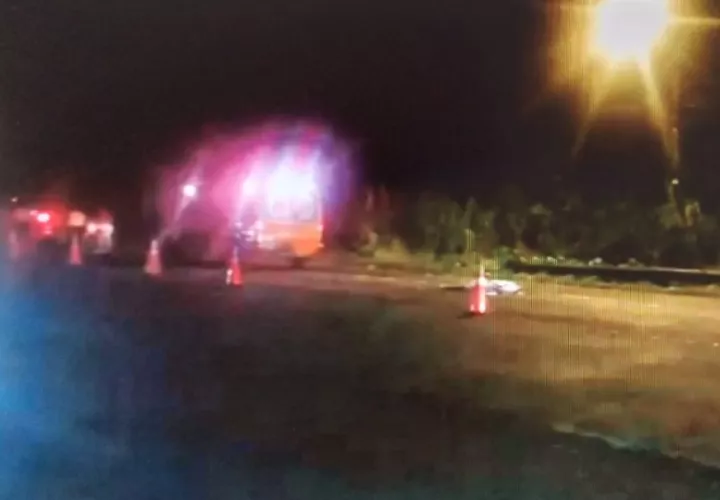 Al lugar acudió una ambulancia, pero se percataron que atropellado ya no tenía signos vitales. Foto: Diomedes Sánchez 