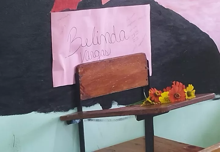 Honraron su memoria colocando un cartel con su nombre en la silla que ocupaba en el aula. Foto: Eric A. Montenegro