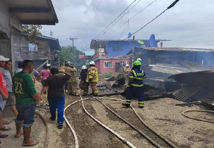 Los primeros informes indican que el incendio se registró en los viejos caserones ubicados en el sector, donde dos de estas viviendas quedaron consumidas en su totalidad y una tercera con daños parciales. Foto. Mayra Madrid