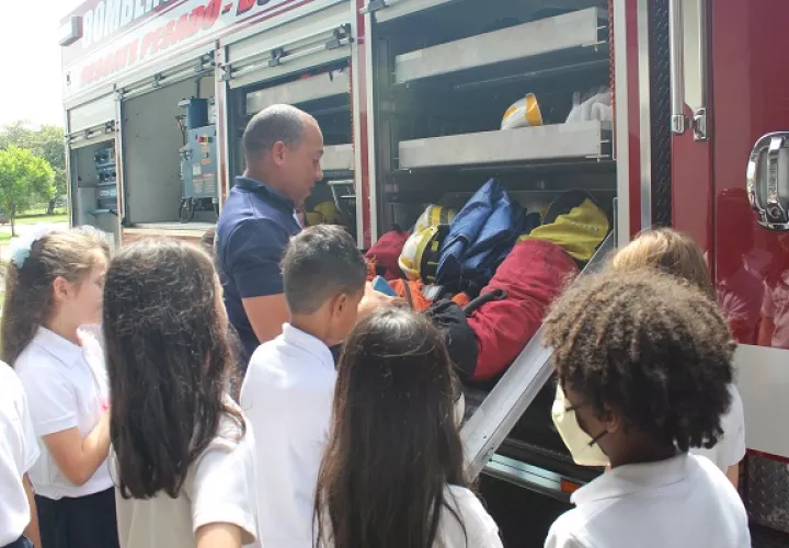 Los niños pueden  tener contacto directo con los equipos  que usan los bomberos. Foto: Bomberos