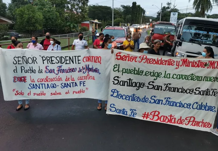 Con pancartas y consignas reclamaron la construcción de la carretera. Foto: Melquiades Vásquez