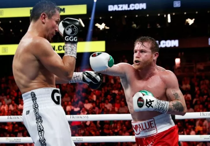 Saúl 'Canelo' Álvarez conecta al kazajo Guenadiy Golovkin. Foto: EFE