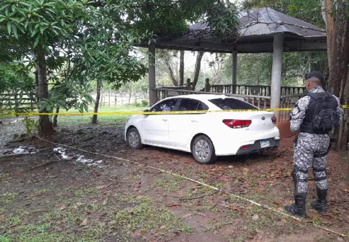 En el sector de Majara, corregimiento de Lídice, unidades policiales ubicaron el auto presuntamente implicado en un homicidio en La Chorrera. Foto. Eric Montenegro