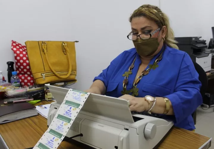 El carnet verde tiene un costo de $12.00. Foto: Minsa