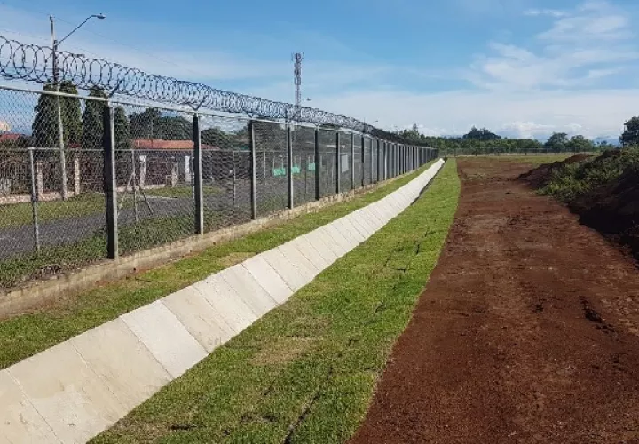 Con los trabajos buscan mitigar las afectaciones por los flujos de aguas pluviales provenientes de los terrenos del aeropuerto y que afectan a las barriadas contiguas a las instalaciones aeroportuarias. Foto. Mayra Madrid