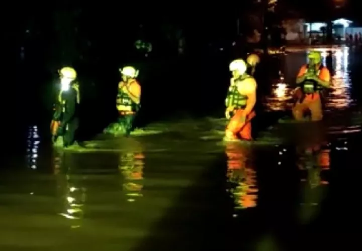 Sinaproc se mantuvo en el área durante toda la noche de este domingo y madrugada de este lunes, dónde recorrían las viviendas y los afectados permanecían sacando agua de sus hogares. Foto. Sinaproc