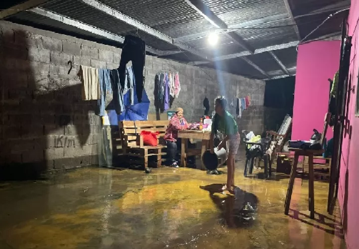 El reporte preliminar por parte de las autoridades indican que hubo afectaciones en cuatro sectores de David centro y se estima que unas 300 viviendas, entre Villa Dora, Balbuena, Las Acacias, 20 de Diciembre y Arcoiris, resultaron seriamente afectadas. Foto. Mayra Madrid