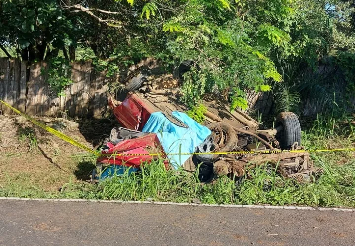 El auto quedó volcado a un lado de la vía. Foto: José Vásquez