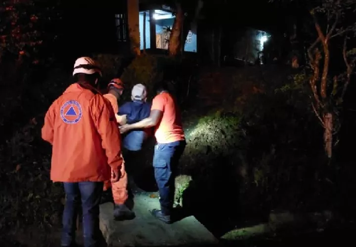 Tres adultos mayores fueron sacados de su vivienda ya que la misma presentaba un riesgo y fueron llevados con familiares. Foto. Cortesía Sinaproc