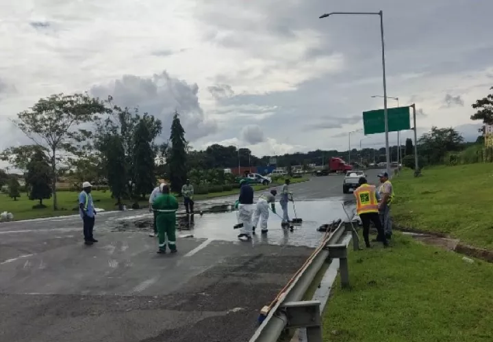 Este accidente ocurrió en la entrada hacia la autopista Panamá-Colón. Foto. Diomedes Sánchez