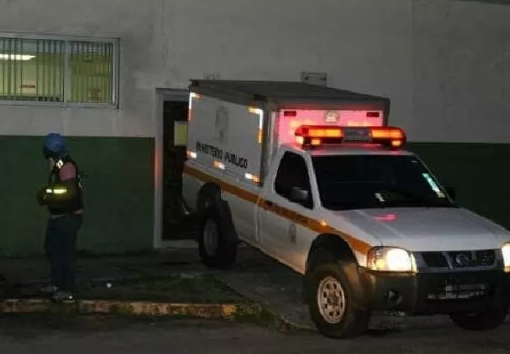 El cuerpo fue trasladado a la Morgue Judicial de Colón. Foto. Diomedes Sánchez