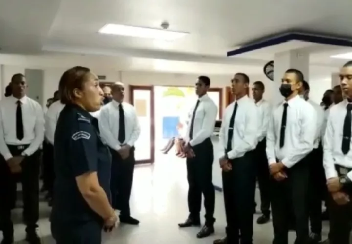 Janela Ibarra, encargada del departamento de reclutamiento y selección, de la zona Policial de Colón, informó que estos jóvenes en los próximos días ingresarán al Instituto Superior Policial (ISPOL), donde serán capacitados por seis meses y convertirse en agentes. Foto. Diomedes Sánchez