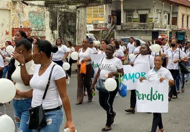 Las mujeres de diversos sectores de Colón marchan por la paz de la provincia. Foto. Diomedes Sánchez