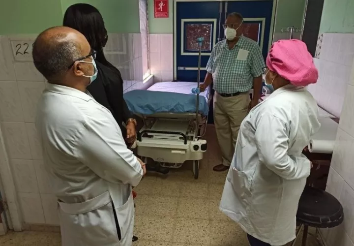 La sala cuenta con 18 camas y se hacen tres admisiones diarias y se estima que mensualmente ingresan de 90 a 100 pacientes mensuales.