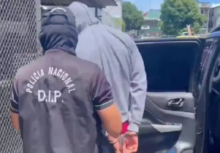 Se aprehendió a una persona por posesión de arma sin permiso, cargadores y municiones. Foto. Proteger y Servir