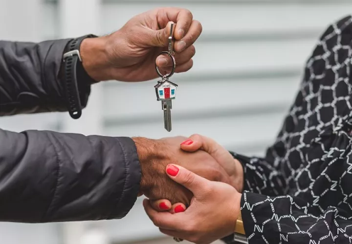 Evite pasar un mal rato contratando a una persona sin licencia. Foto: Pexels