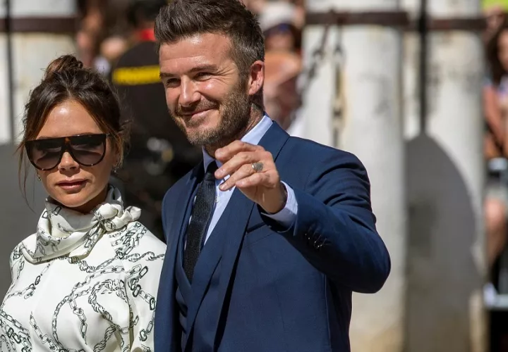 El exfutbolista David Beckham, junto a su mujer Victoria, en una foto de archivo. Foto: EFE/Julio Muñoz