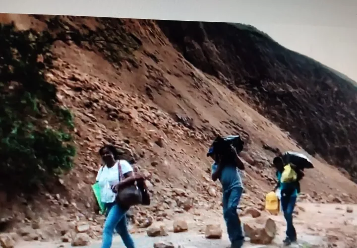 En la carretera hay varios puntos donde el paso de los vehículos se torna difícil. Foto: Melquiades Vásquez