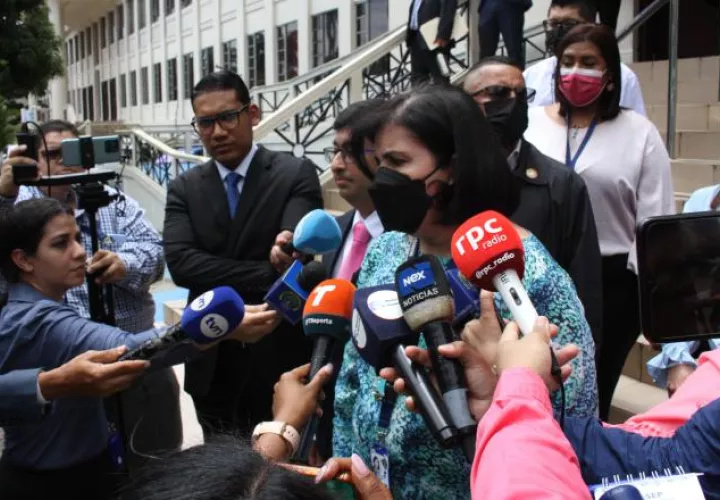 La fiscal Ruth Morcillo, tras abandonar el palacio de justicia Gil Ponce, habló con los periodistas. Víctor Arosemena