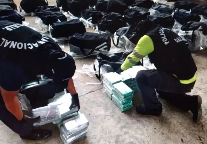 Se incautaron 2,037 paquetes de droga en 50 maletines que estaban en dos contenedores. Foto: Diomedes Sánchez 