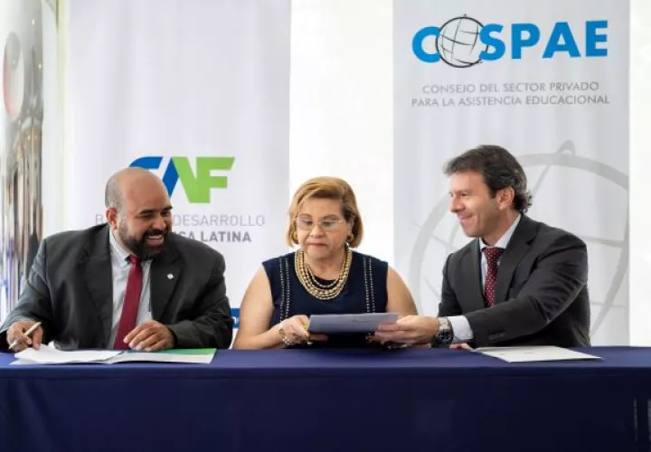 Representantes del CAF y CoSPAE firmaron el acuerdo de cooperación. Cortesía: CAF
