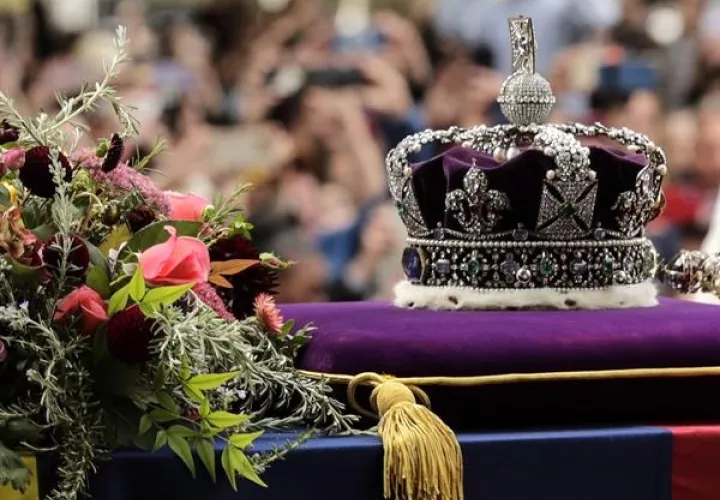  A su llegada, como estaba previsto, los restos de Isabel II recorrieron en procesión los cerca de 5 kilómetros del denominado Long Walk.
