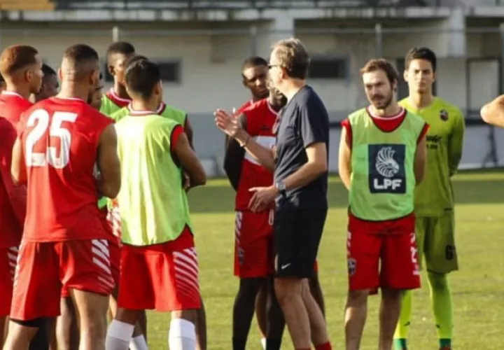 Gary Stempel, conversa con sus jugadores. Foto: twitter