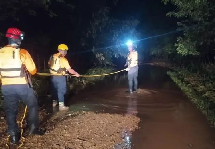 Recastistas del Sistema Nacional de Protección Civil (Sinaproc) en la provincia trabajaron para trasladar a unas 20 personas que, tras el aguacero, quedaron varadas en Parita. Foto. Thays Domínguez