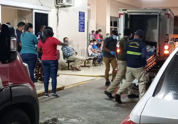Los familiares de la víctima, rompieron en llanto al confirmar los galenos el fallecimiento. Foto: Eric A. Montenegro