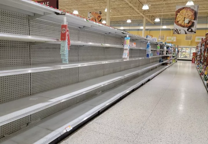 En Miami, el agua comienza a escasear en los supermercados, ante la probabilidad de que Ian se convierta en un huracán de gran magnitud. Foto: EFE