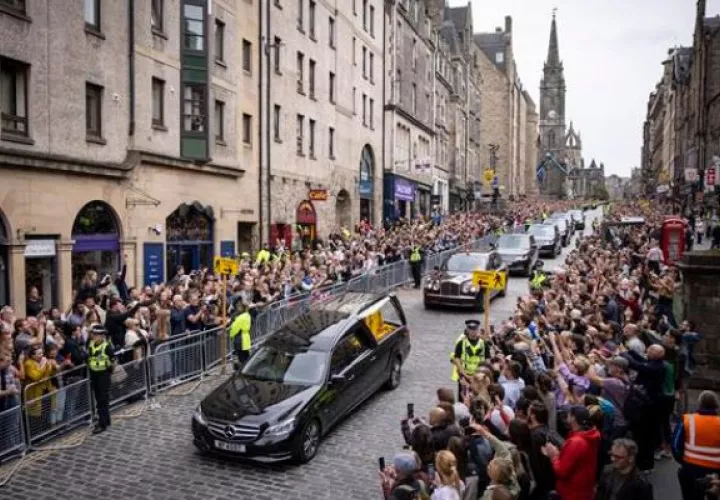 El cortejo fúnebre de la reina Isabel II llega a Edimburgo. EFE
