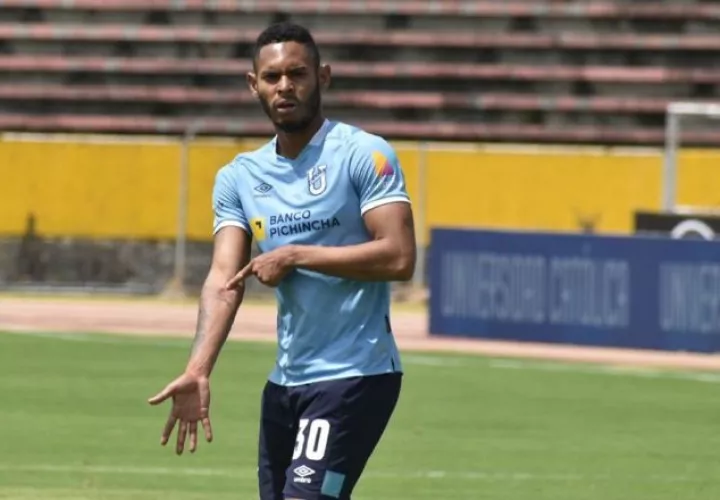 Ismael Díaz festeja su gol. Foto: @UCatolicaEC