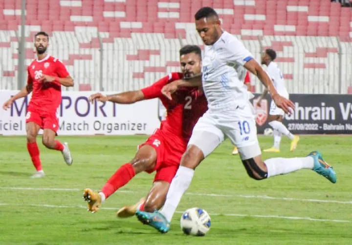 Ismael Díaz de Panamá (10) es marcado por Amine Benaddi de Baréin (2) durante el juego amistoso. Foto: Fepafut 