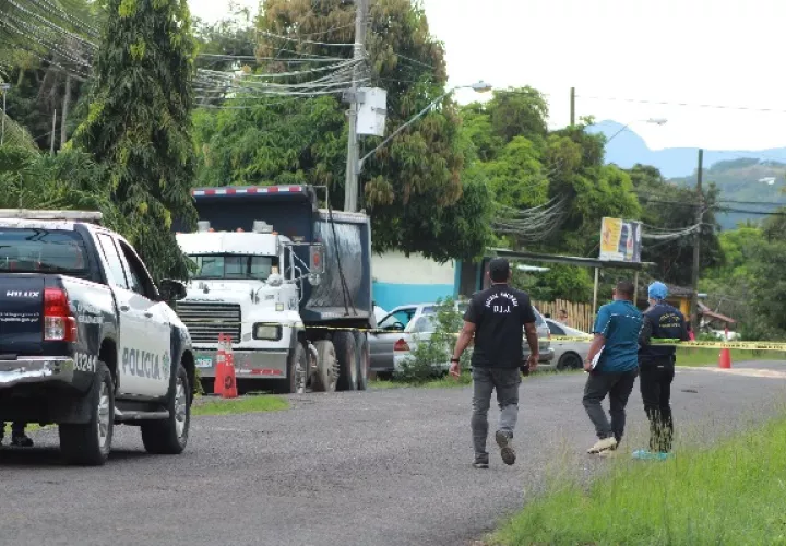 El cuerpo de la víctima quedó tendido a un costado de la casa y entre ramas secas de un árbol de mango. Foto. Eric Montenegro