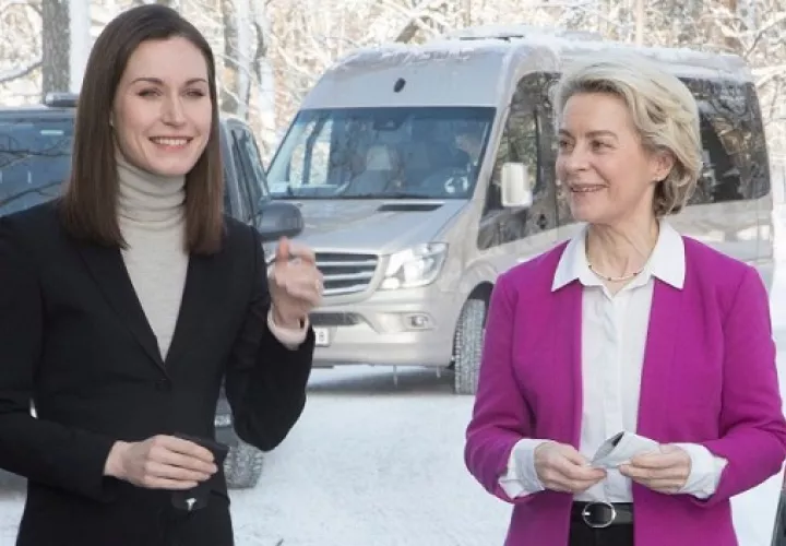La presidenta de la Comisión Europea Von der Leyen y la primera ministra finlandesa Sanna Marin. Foto: EFE