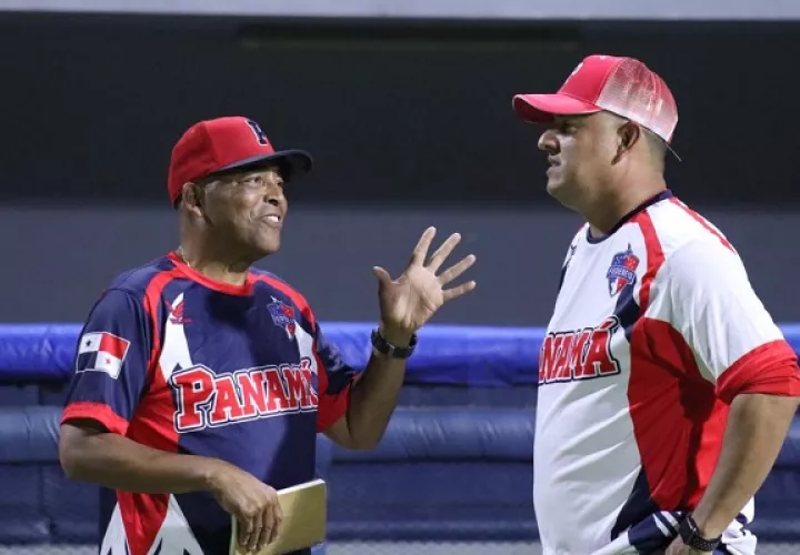 Luis Ortiz coach de Panamá, junto al entrenador de lanzadores Julio Rangel. Foto: Fedebeis