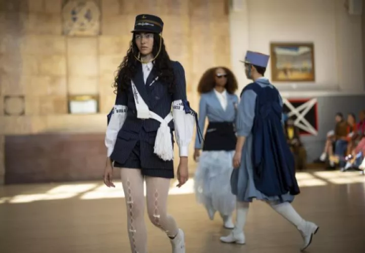 Modelos presentan creaciones del diseñador turco Bora Aksu durante un desfile en la Semana de la Moda de Londres este 16 de septiembre. Foto: EFE/  EPA / Tolga Akmen