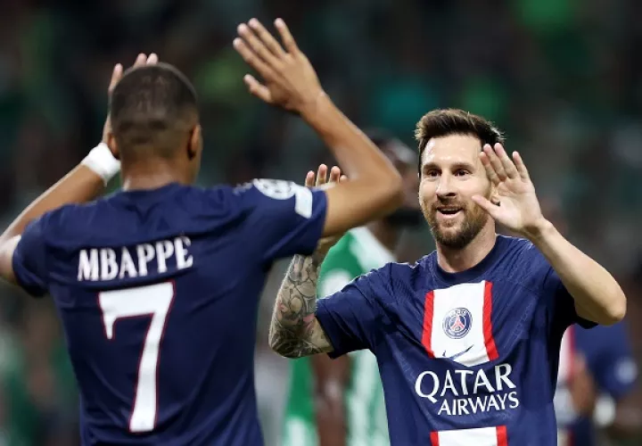 Lionel Messi der)  celebra con  Kylian Mbappe. Foto:EFE