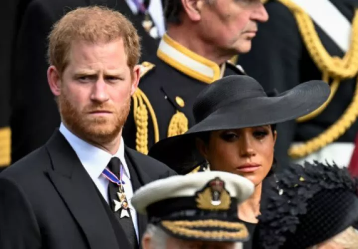 Príncipe Harry y Meghan Markle mientras sacaban el féretro de la reina Isabel II. Foto: Toby Melville / Reuters