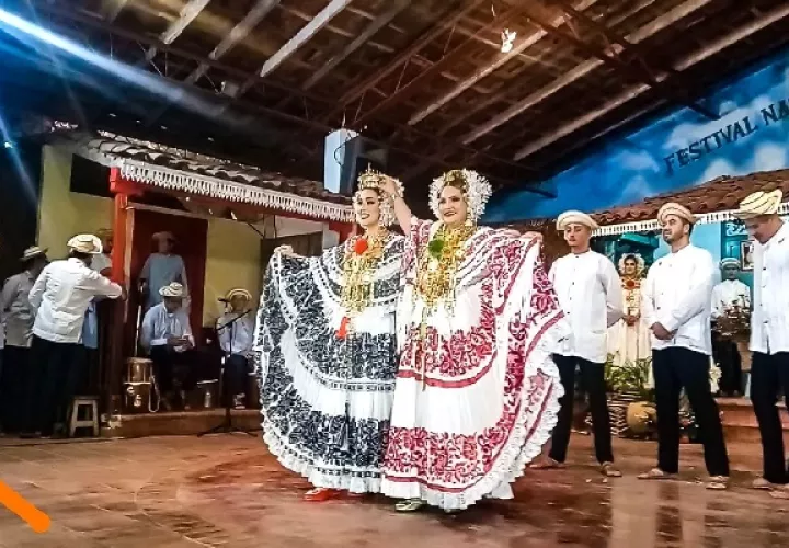 La versión número 70 del festival nacional inició con la coronación de la reina, Lucía Martínez, así como homenajes a reinas de antaño, en un evento abarrotado de público. Foto. Thays Domínguez