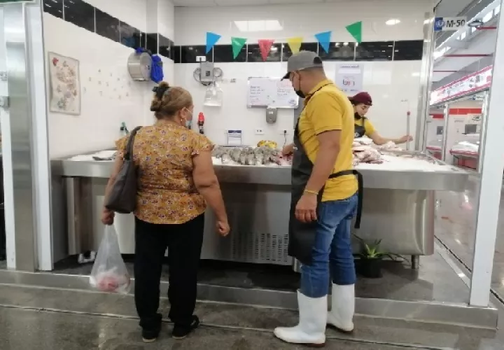 Un recorrido por los puestos de venta permitió constatar que los puestos cuentan con productos frescos, tanto agrícolas, como carnes y mariscos, y a precios razonables. Foto. Thays Domínguez