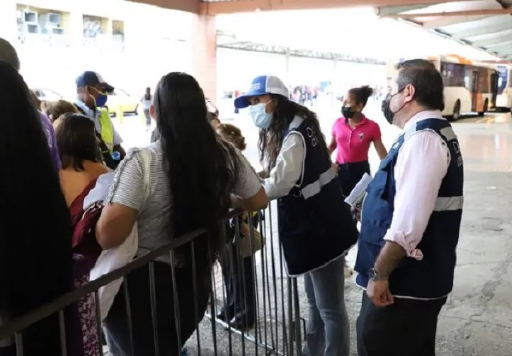 Las entrevistas a los usuarios de metrobuses fue realizada por la Defensoría del Pueblo en las primeras semanas de ejecutada la medida. Foto: Cortesía Defensoría del Pueblo