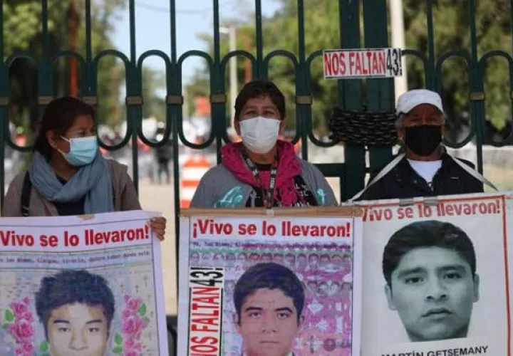 Familiares y compañeros de los 43 estudiantes desaparecidos de la Escuela Normal "Isidro Burgos" de Ayotzinapa protestan. Foto: EFE